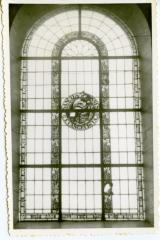 Glasramen met symbolen van de evangelisten in de Leernse kerk
