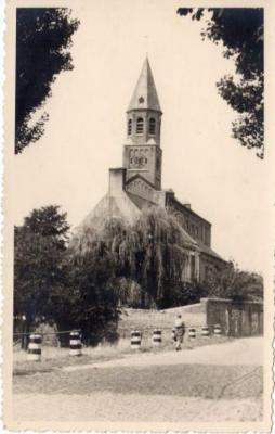 Zicht op kerk en pastorie van Sint-Martens-Leerne