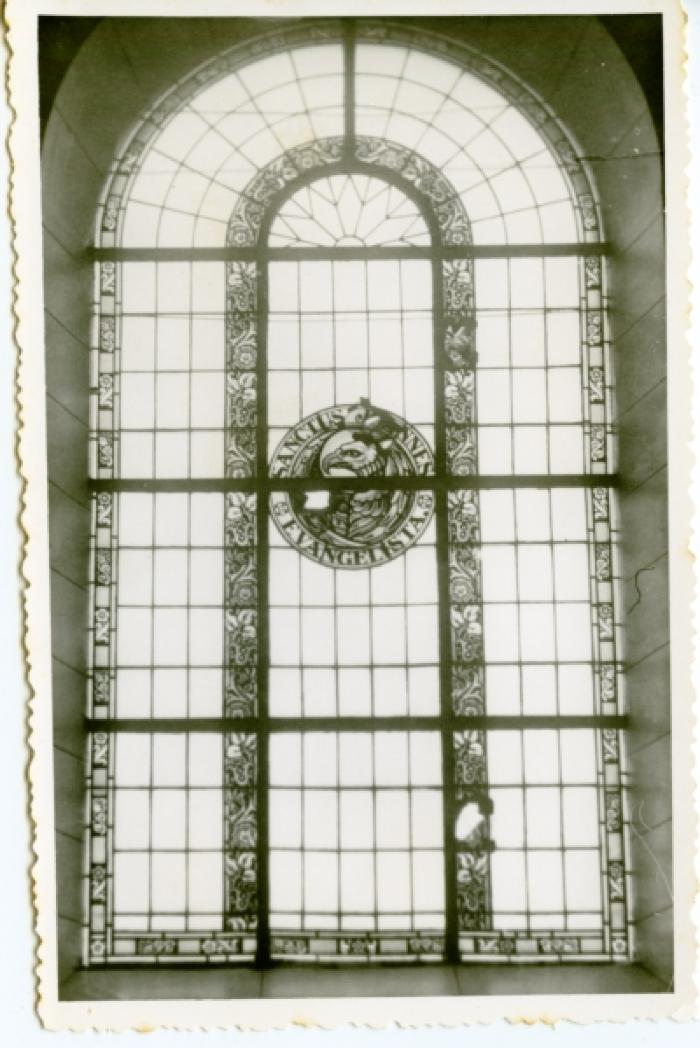 Glasramen met symbolen van de evangelisten in de Leernse kerk