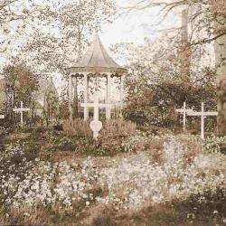 Duitse oorlogsgraven in de tuin van de Machelse kunstschilder Roger De Backer