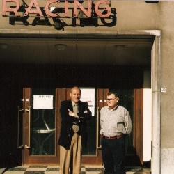 Willy Van Hove en Guy Van Hove poseren voor zaal Racing