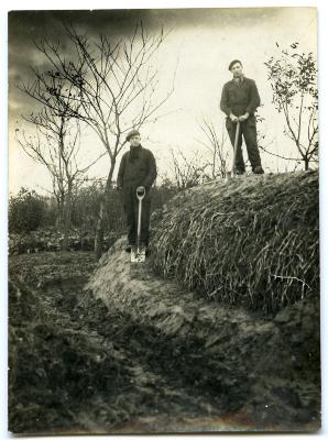 Nonkel en vader DeVreese aan de Wulfhoek in Nevele