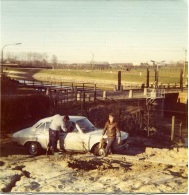 Een Peugeot 504 aan Astene Sas