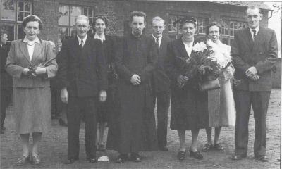 Pater Christiaens poseert met zijn familie
