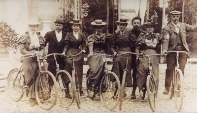 De families Buysse en Beaucarne op de fiets
