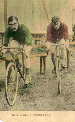 De fietsende broers Guido en Abel 