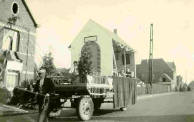 Praalwagen in stoet voor pastoor Raemdonck van Vinkt