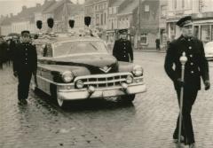 Begrafenisstoet op de Deinse Markt