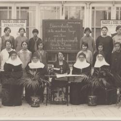 Demonstratie van de Singer-naaimachines op de Sint-Anna-Beroepsschool van de zusters van Sint-Vincentius
