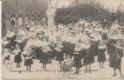 De 'pensionnaires' van de Deinse zusters van Sint-Vincentius poseren op de speelplaats