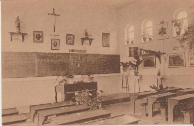 Een klaslokaal in het pensionaat van de zusters van de Kindsheid Jesu te Eke