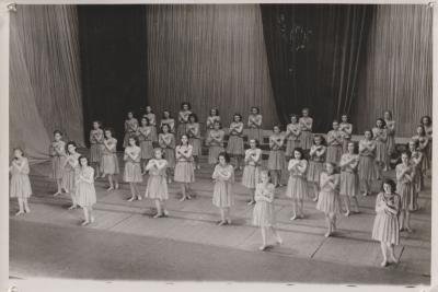 De meisjes van de Deinse Sint-Vincentiusschool brengen een choreografie