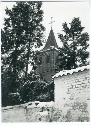 De toren van de Latemse Sint-Martinuskerk
