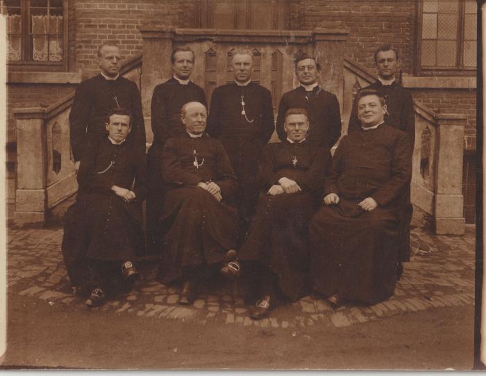 Poserende priester-leraars aan het perron van Sint-Henri