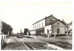 Het station van Asper met de slagbomen dicht