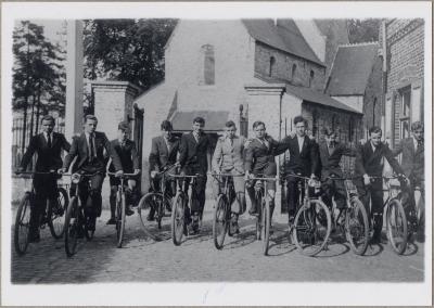 De leerlingen van het Sint-Hendrikscollege op fietstocht