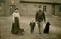 Herman Colpinn poseert met vrouw en kind plus hond