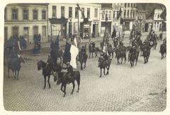 Paarden in een optocht op de Deinse Markt