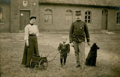 Herman Colpinn poseert met vrouw en kind plus hond