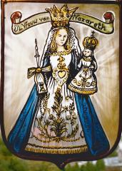 Een glasraam met beeltenis van Onze-Lieve-Vrouw van Nazareth