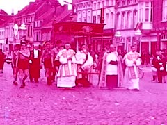 De processie trekt door de Deinse straten (filmfragment)
