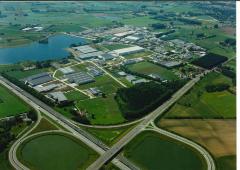 De industriezone 'De Prijkels' en het op-en afrittencomplex van Nazareth vanuit de lucht.