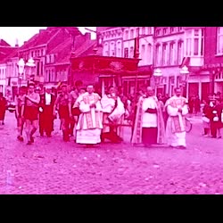 De processie trekt door de Deinse straten (filmfragment)