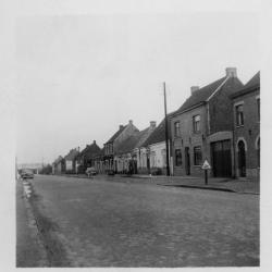 De Steenweg ter hoogte van de Eekse wijk Landuit