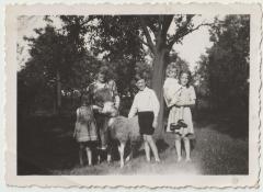 Marie Van Speybrouck poseert met haar kleinkinderen 