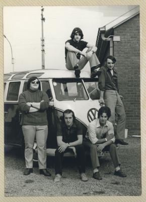 De leden van The Green Leaves poserend op een VW-camper T1