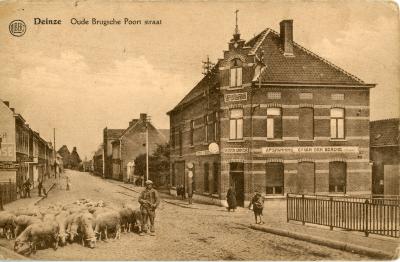 Zicht op de Oude Brugse Poort te Deinze