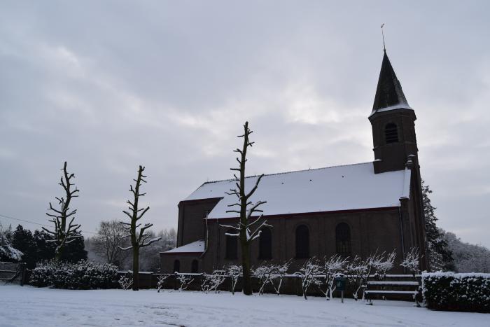 De Zeverse Sint-Amanduskerk in de sneeuw