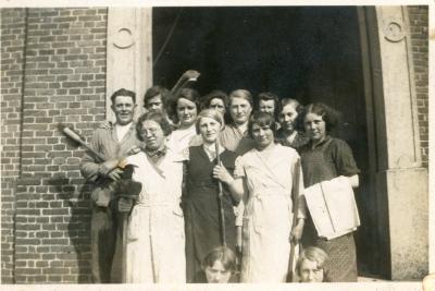 De ploeg die de kerk van Zeveren poetst