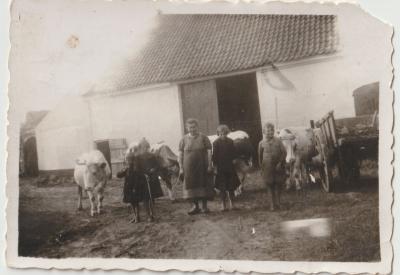 Poseren voor de schuur in de Nazarethse Ten Edestraat