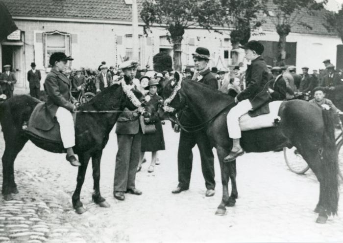 Poseren op pony's in het dorpscentrum van Zeveren