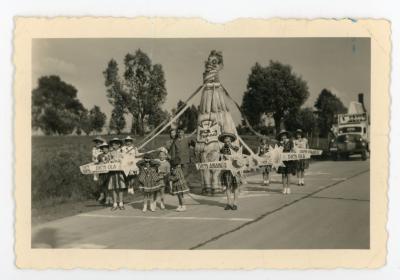 Een reuzenfles van Dickbronnen in de stoet