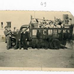 Een vrachtwagen van Dickbronnen in de stoet