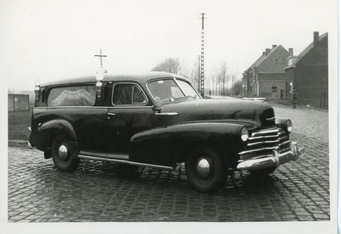 Een lijkwagen uit de jaren 1950