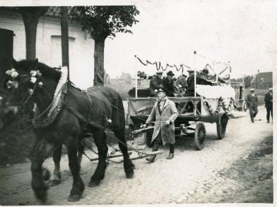 Een praalwagen in de Zeverse Leeuwstraat