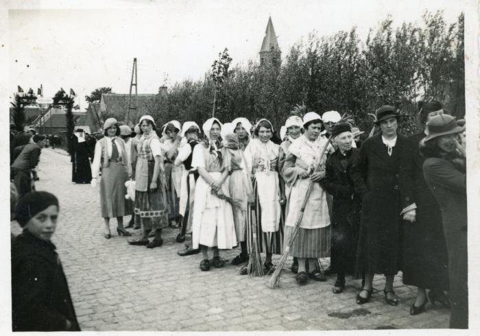 Een groep dames in de stoet voor pastoor Braet