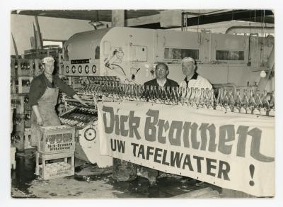 Poseren aan de spoelmachine van Dickbronnen