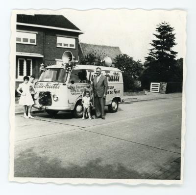 Poseren aan de Ford Transit van Dickbronnen