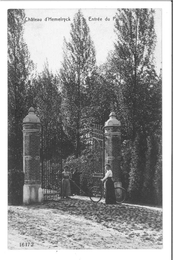 Poseren aan het hek van Kasteel Hemelrijk