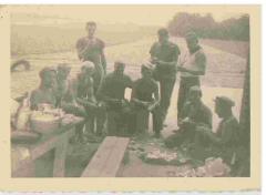 Steenbakkers schillen aardappelen