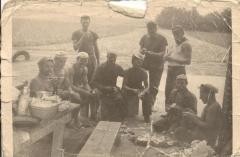 Steenbakkers schillen aardappelen