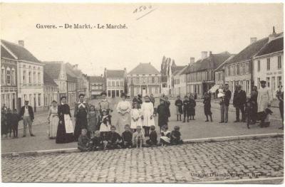 Markt Gavere benedenmarkt veel volk poseert