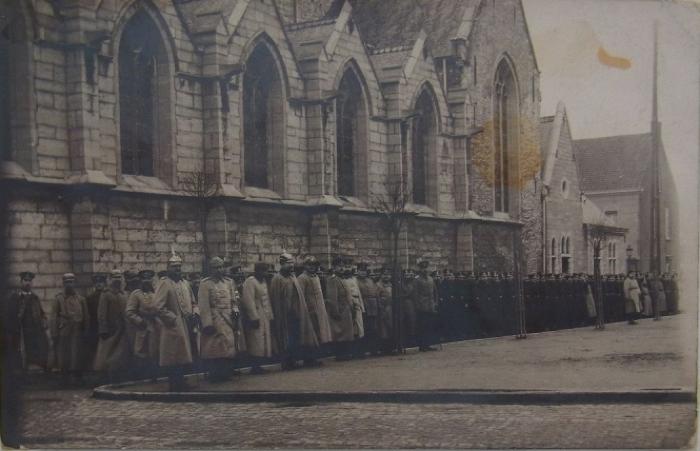 Duitse troepen aan de Deinse kerk in 1915