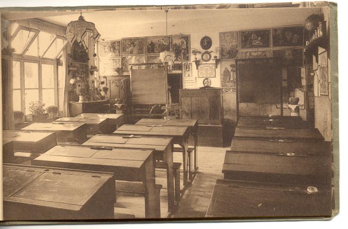 Interieur van klaslokaal bij de Gaverse Zusters van de Visitatie