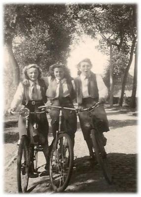 KVLV-dames op stap met fiets. 