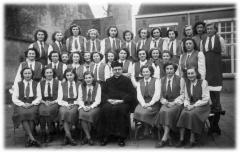 KVLV-dames samen met de pastoor op de foto.
